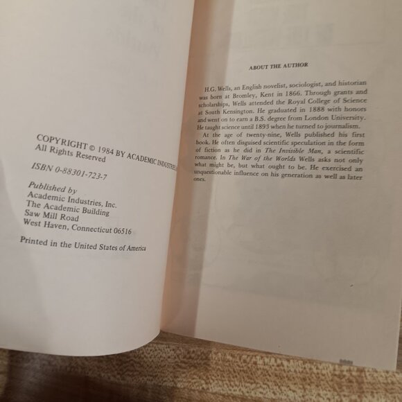 The War of the Worlds H. G. Wells 1984 B&W Pocket Classics Comic Paperback Scifi - Picture 6 of 7
